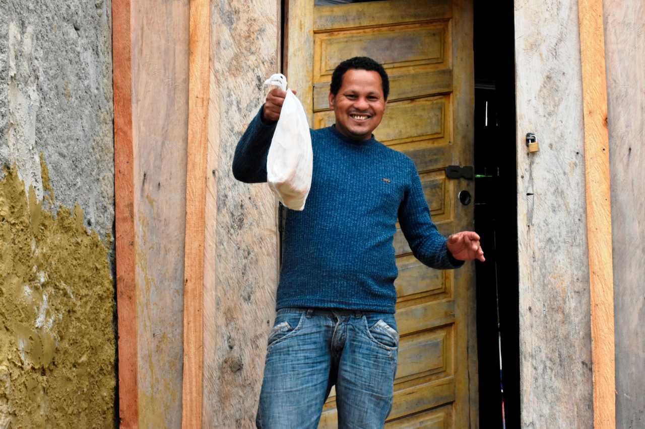 Camacã: Secretaria de Assistência Social faz entrega de pães e máscaras no Bairro Joana Angélica